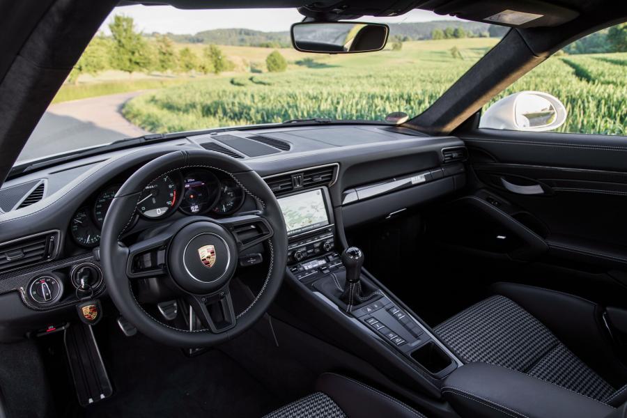 Интерьер Porsche 911 R 2016 года  (фото 15 из 50)